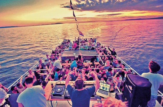 boat party budapest